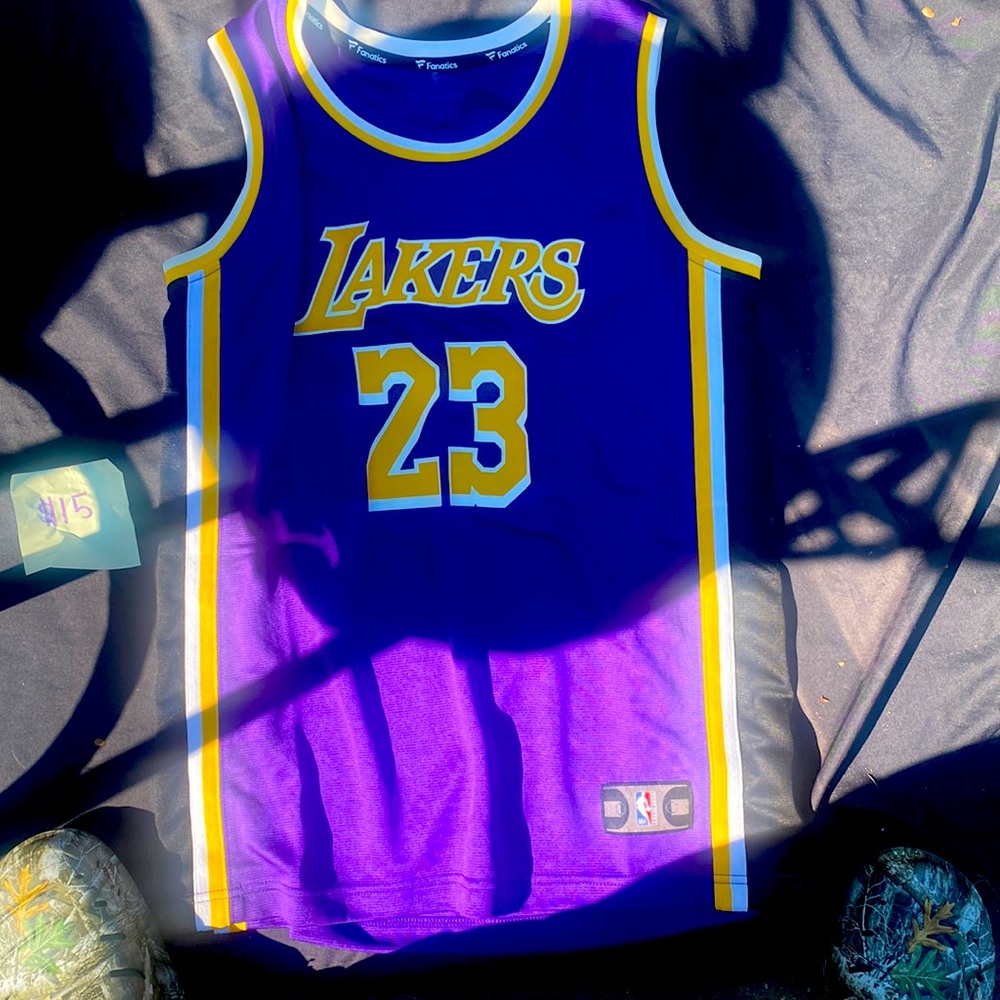 Lebron James Lakers jersey. Size XL in kids